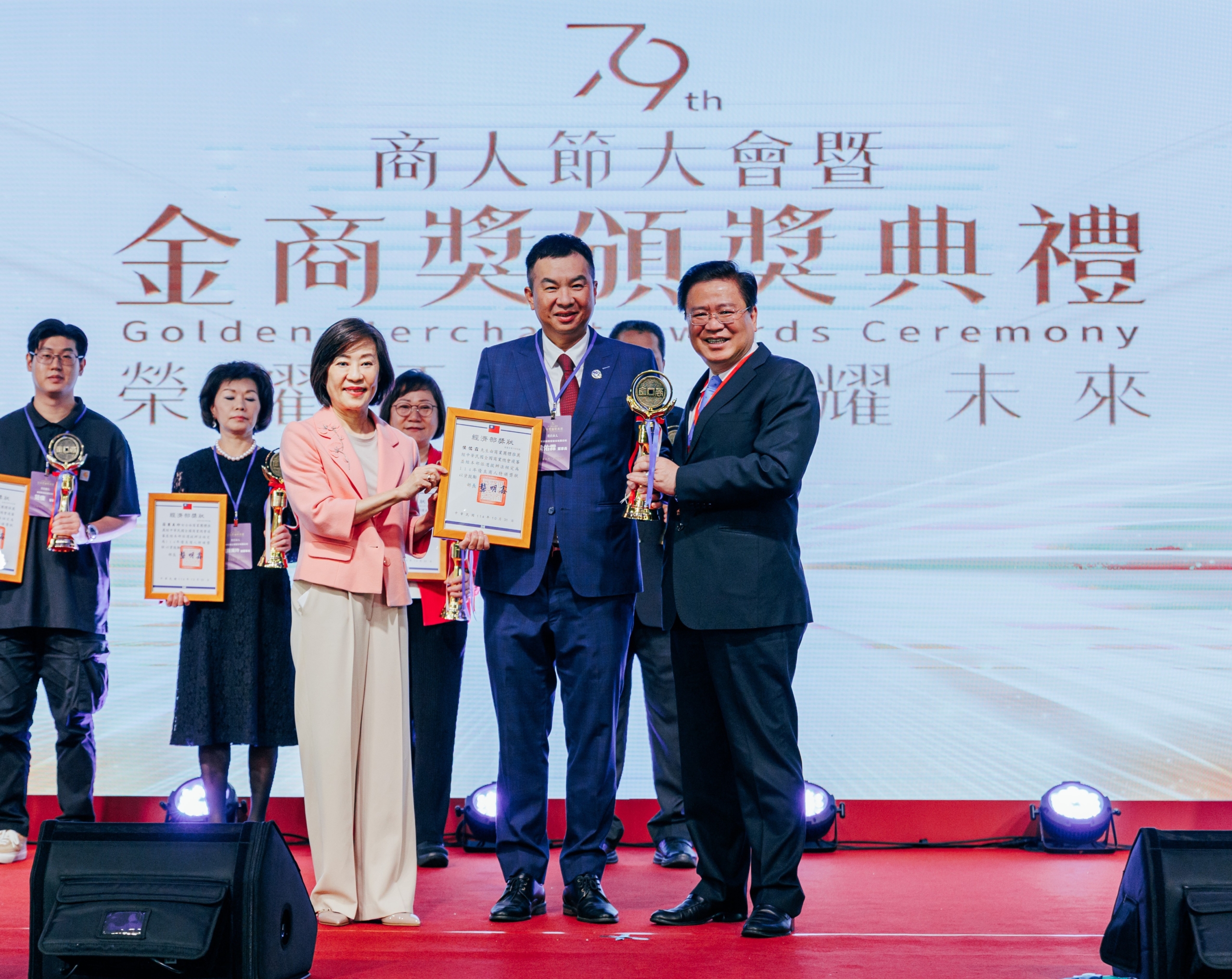 亞果遊艇侯佑霖董事長（前排中）獲頒優良商人獎項，右為商總許舒博理事長，左為經濟部江文若次長。